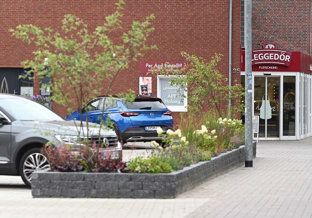 Parkplatz und Eingang in den Laden